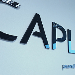 Caplin - frézované 3D logo - pohľad 3
